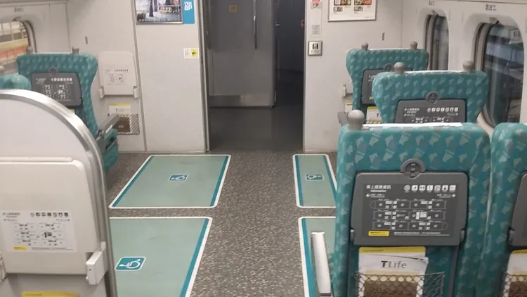 高鐵每列車僅4個輪椅空間，導致高齡輪椅族一行人須分批搭好幾次車。翻攝自交通部網站
