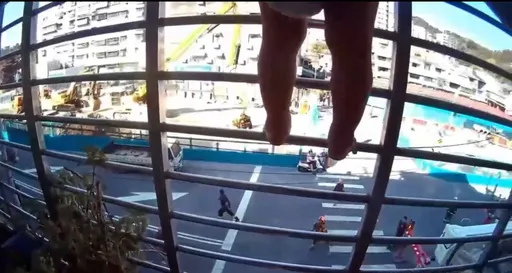 2尿布童「攀挂3楼铁窗」!警消急破门救援 离谱妈惊醒吓哭