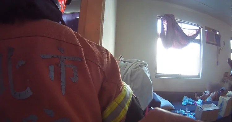 兒童的床就在窗戶旁邊，而且窗戶沒有關閉，若無鐵窗保護，悲劇早已發生。翻攝畫面。