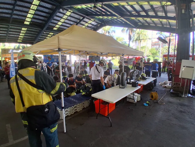 演練情境假定為氣象局發布高溫特報，消防局接獲通報中山區某處發生火災。翻攝畫面