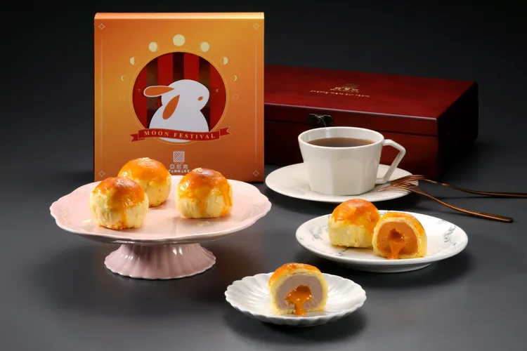 亞尼克推出典藏、經典兩款奶黃流心蛋黃酥禮盒，8/13起至8/15限時三天限量預購優惠95折。業者提供