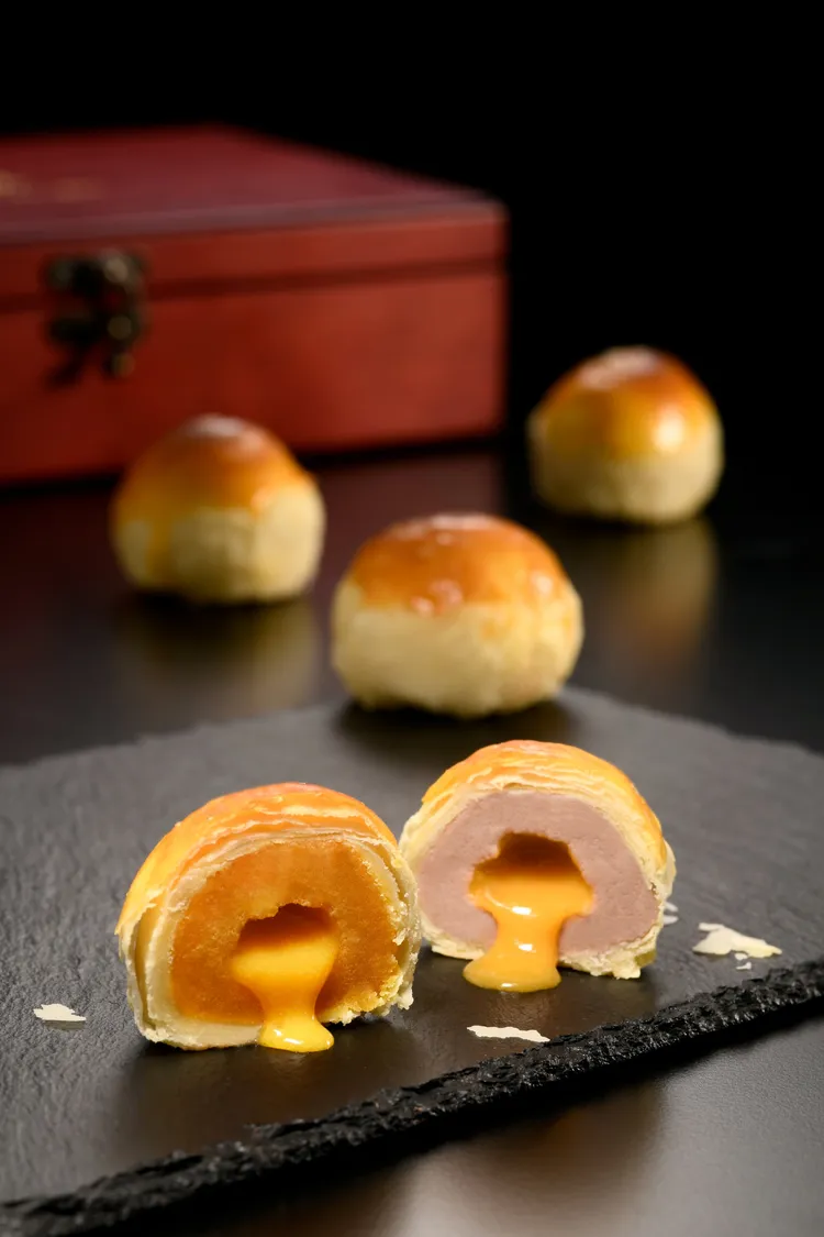 亞尼克首度獻上創意奶黃流心蛋黃酥，有奶黃流心、香芋兩種口味，金黃酥香外皮，入口流心爆漿、鹹香流動。業者提供