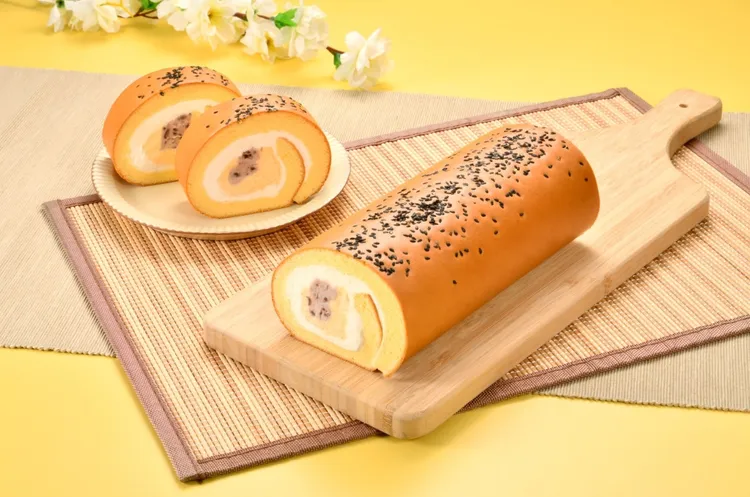 亞尼克蛋黃酥風味生乳捲，售價525元。業者提供