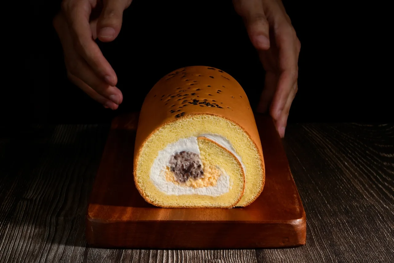 以蛋黄酥为灵感,亚尼克献上中秋限定蛋黄酥风味生乳卷,将北海道奶霜完美融合咸鸭蛋特调而成的奶黄奶霜,清爽咸甜中品味红豆粒馅与芝麻香,团圆赏味就是抢戏。业者提供