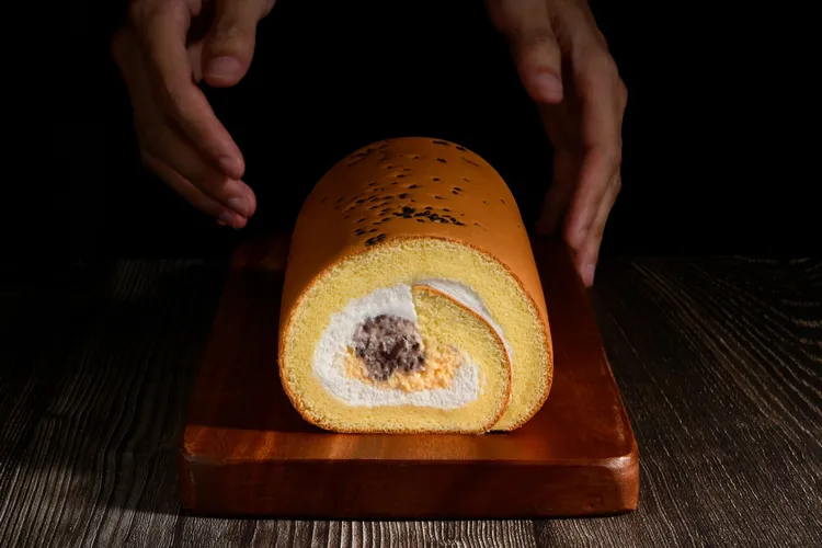 以蛋黃酥為靈感，亞尼克獻上中秋限定蛋黃酥風味生乳捲，將北海道奶霜完美融合鹹鴨蛋特調而成的奶黃奶霜，清爽鹹甜中品味紅豆粒餡與芝麻香，團圓賞味就是搶戲。業者提供