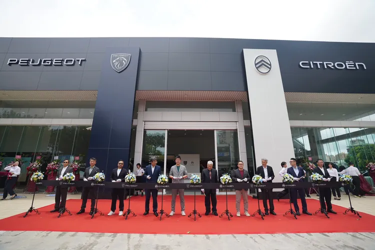 榮興汽車高雄民族一路展示暨授權服務廠，總面積達 1,360 坪，內含展示區與 12 座維修工位。業者提供