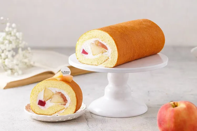 水蜜桃生乳捲整條720元則選用泰莓凍與OMU鮮奶油做內餡，入口即化。業者提供