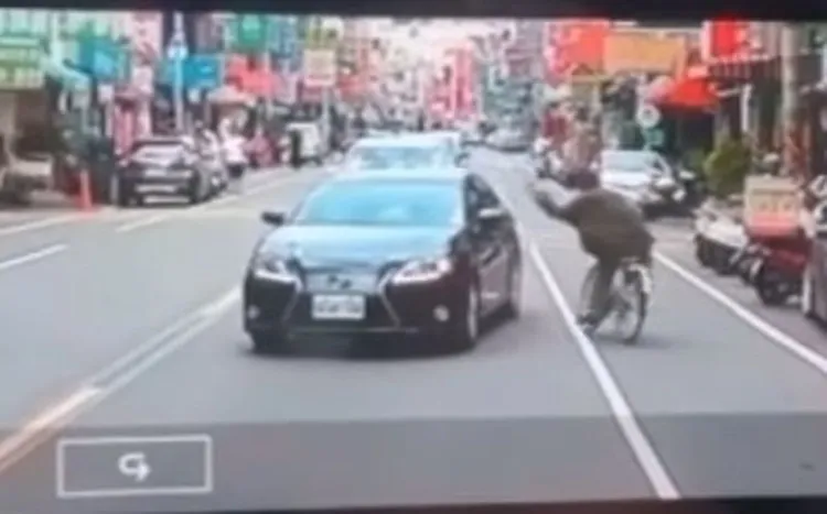 黃男沿路持菜刀揮舞，還砍中一輛轎車的後照鏡。民眾提供