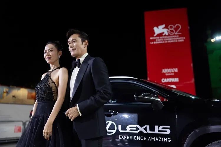 孫藝真（左）攜手影帝李秉憲合作新片《徵人啟弒》登上威尼斯影展。翻攝IG