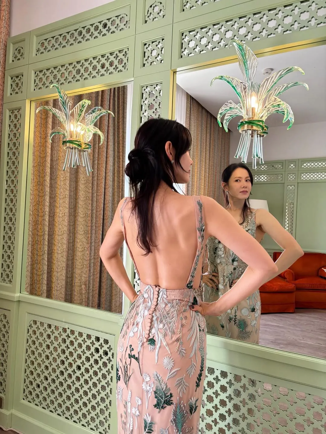 孙艺真在晒出另一套身著英国设计师品牌Hermione de Paula花卉长礼服的造型,大秀无瑕美背。翻摄IG
