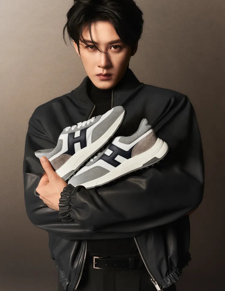 檀健次以飛行員夾克、高領毛衣，搭配俐落風格的Hyperlight。品牌提供