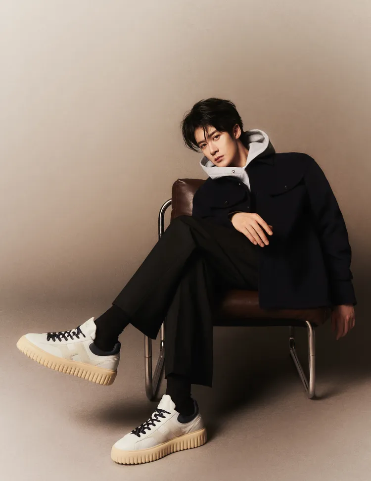 檀健次腳踩燕麥色的經典H-Stripes鞋款。品牌提供