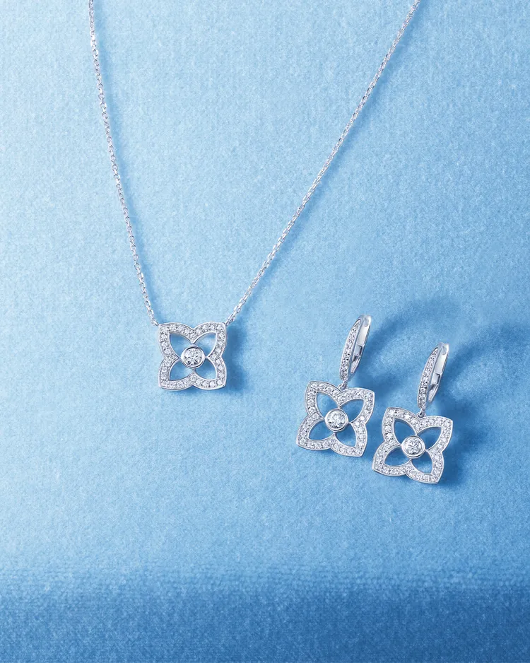 De Beers全新Enchanted Lotus Bloom 18K白金鑽石吊墜項鍊（左）12萬4000元、垂墜式耳環（右）19萬3000元。品牌提供