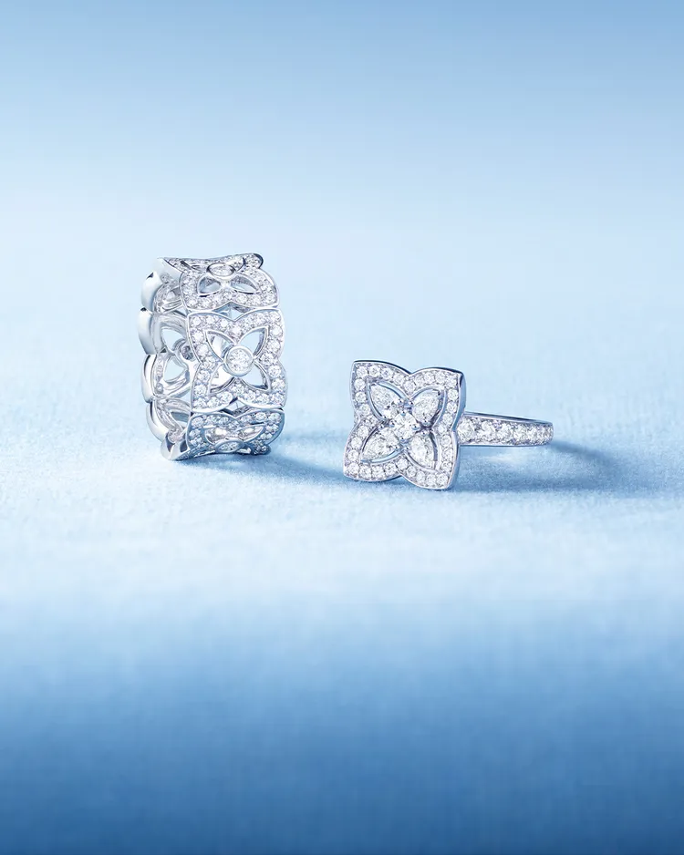 De Beers全新Enchanted Lotus Bloom 18K白金鑽石戒指（左）33萬3000。品牌提供