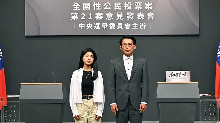 吳亞昕與黃國昌昨參加核三延役公投電視發表會。中選會提供