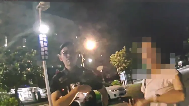 潮州警方獲報，立即趕到現場協助女車主。翻攝畫面