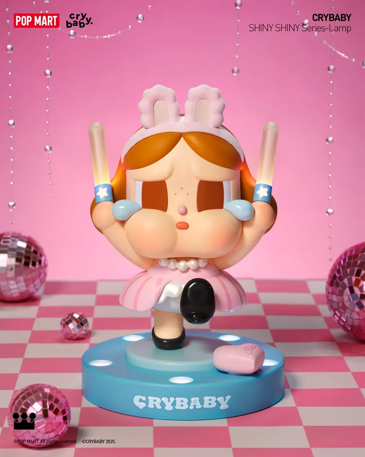 哭娃的芭蕾系列商品推出後熱賣中，從掛件到大娃，又推出燈飾。翻攝自泡泡瑪特官網