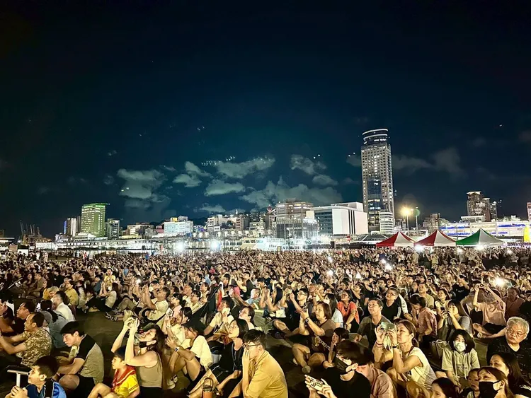 傍晚開始基隆市區開始湧現人潮準備欣賞煙火秀。翻攝照片