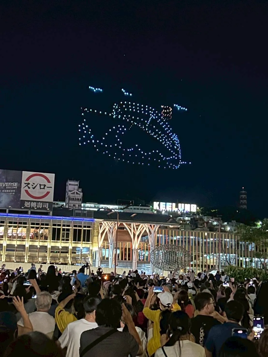 今年七夕除了烟火秀外还有无人机表演。翻摄照片
