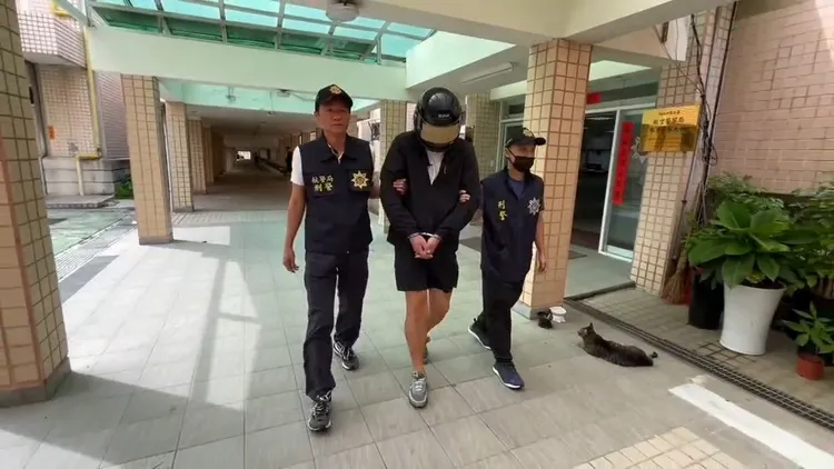 黃男移送。航警局提供