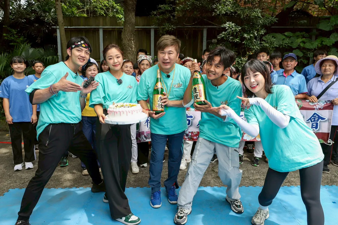 郭忠祐(左)、赖慧如、胡瓜、阿翔及篮篮以酒和蛋糕庆祝。民视提供
