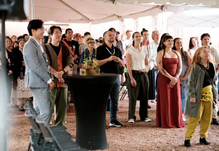 《破土：台灣當代原住民藝術與行動主義》展覽開幕儀式現場賓客。文化部提供