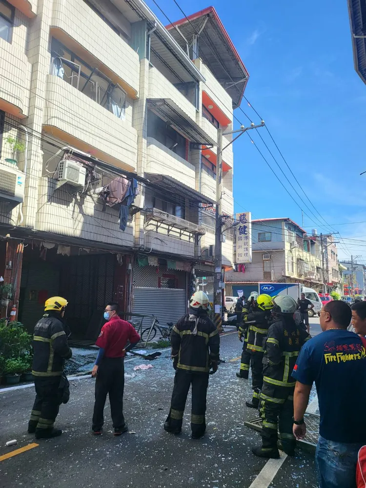 氣爆威力驚人，連鄰居也受到波及。民眾提供