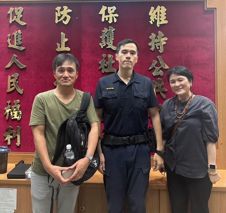 南海路派出所警員詹培堯找回皮夾，與日籍夫婦合影。警方提供