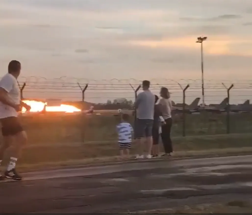 幼童目睹战机坠毁爆炸。翻摄自X