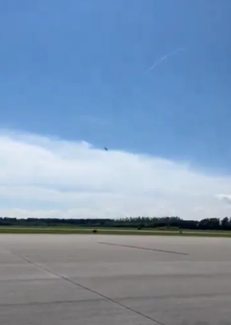 去年波蘭也有戰機執行相同特技墜毀。翻攝自X