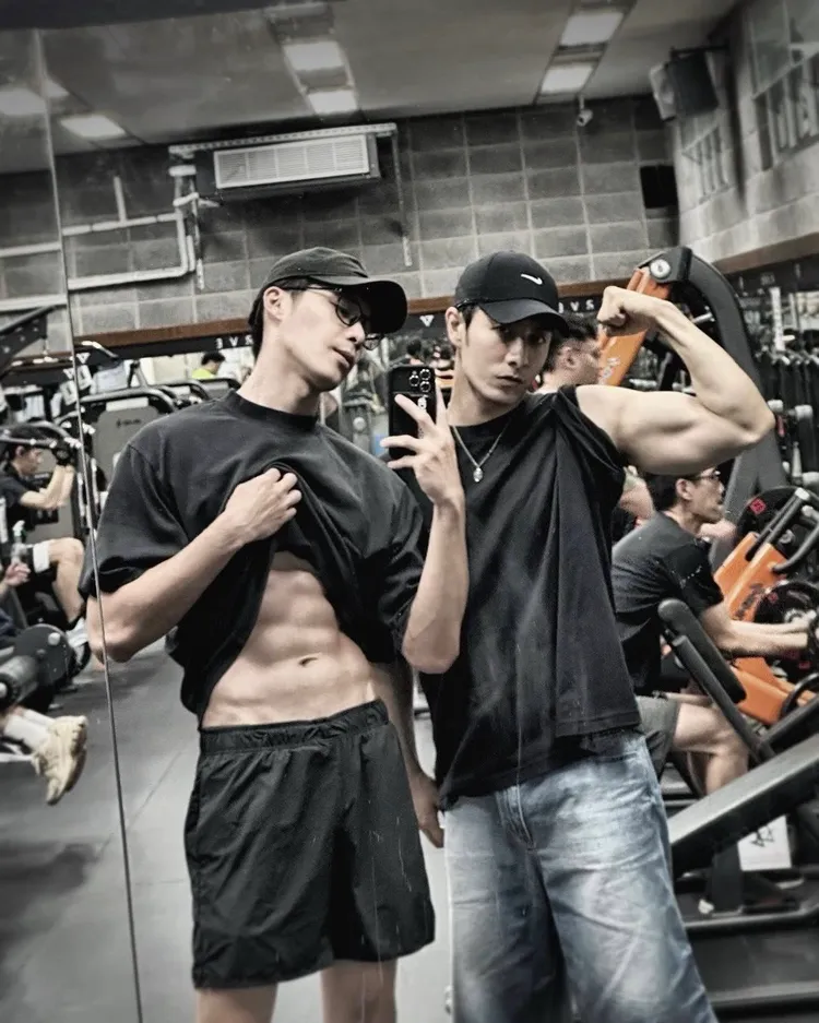 管麟（右）與宋偉恩拍戲拍出好交情。翻攝管麟臉書