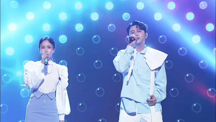 杜忻恬（左）、李子森合唱〈酒矸倘賣嘸〉。中視提供