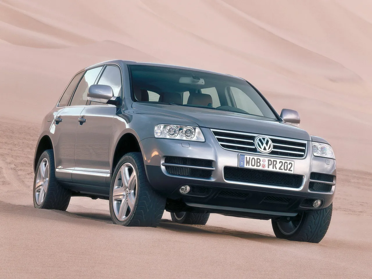第一代Touareg與Porsche Cayenne、Audi Q7共享平台,不僅配備先進的四輪驅動系統與可變氣壓懸吊,更曾推出搭載6.0升W12引擎及V10 TDI柴油動力的高性能版本。業者提供