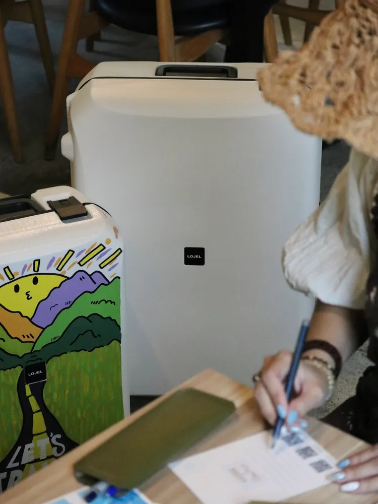 純白色的VOJA上注入插畫家所賦予的躍動靈魂，更加入台灣元素，象徵旅行以純粹為基底。業者提供