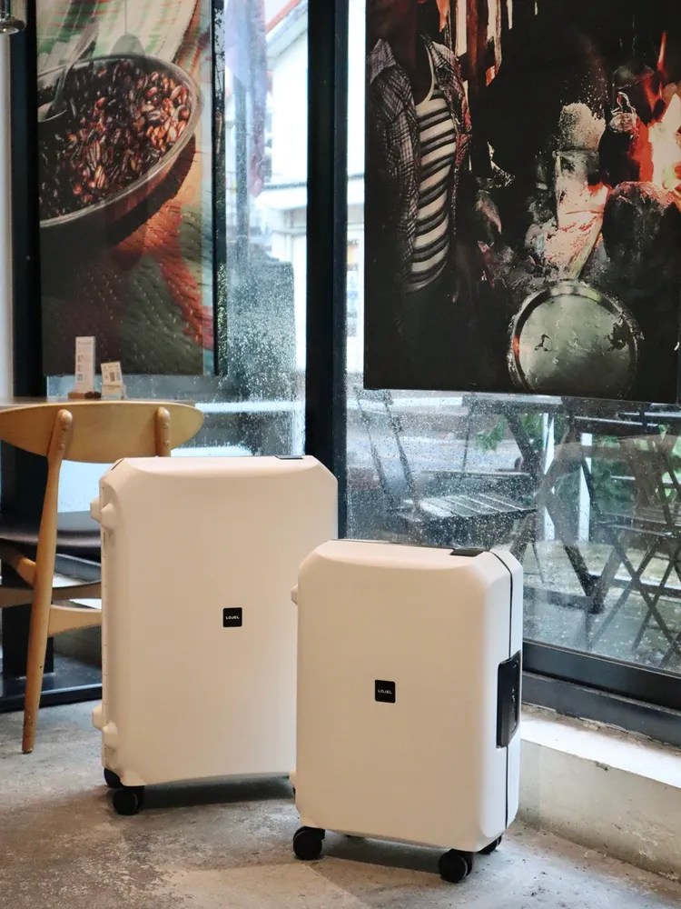 LOJEL明星款VOJA全新象牙白。業者提供