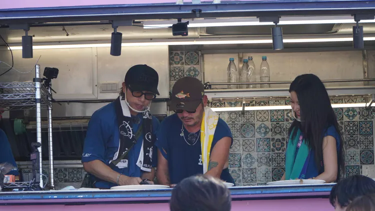 坤達（左）、KID、頌樂等南下港都高雄，忙做「韓式牛五花鐵板吐司」。《綜藝玩很大》提供