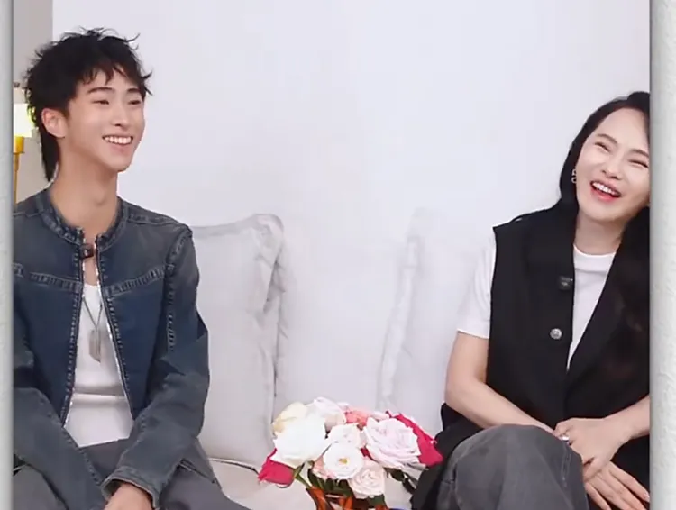 小哈利向媽媽伊能靜笑稱自己母胎單身。翻攝芒果撈小萌主微博