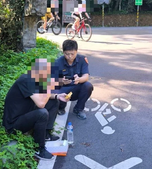 警員給予茶水餅乾補充陳男體力後，讓其可以順利騎車返回內湖照顧失智母親與中風的哥哥。翻攝畫面