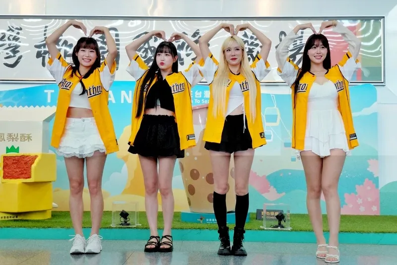 PS女孩「韩籍4本柱」桃机合体!大跳应援舞回馈粉丝