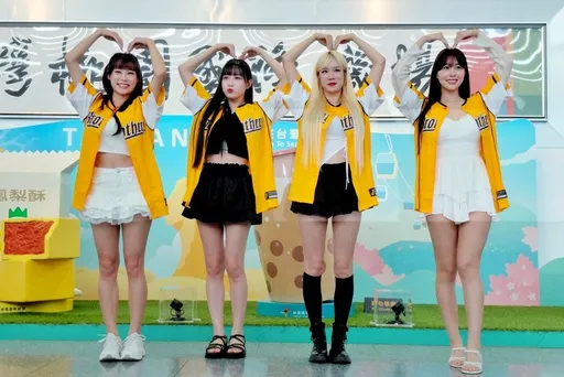 PS女孩「韩籍4本柱」桃机合体!大跳应援舞回馈粉丝