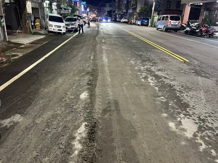 水泥掉滿地，竟是預拌混凝土車副駕駛不慎誤觸閥門開關。民眾提供