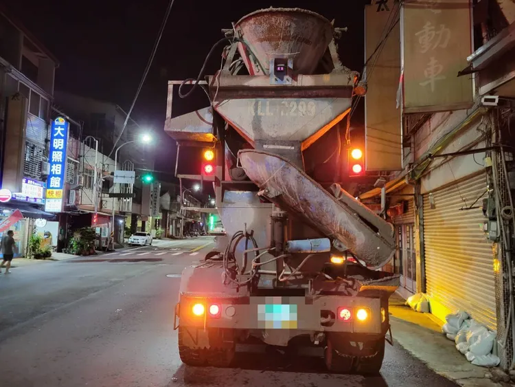 闖禍的預拌混凝土車。民眾提供