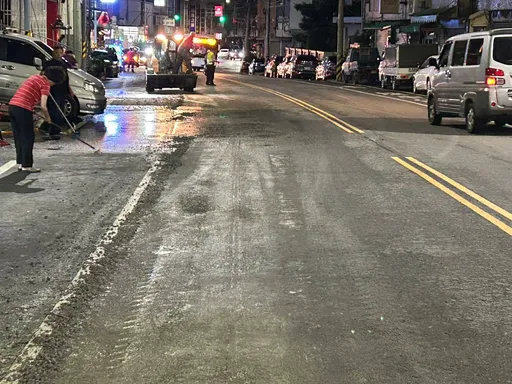 台中混凝土車天兵副駕誤觸開關 水泥沿路灑滿地!最重罰1.8萬