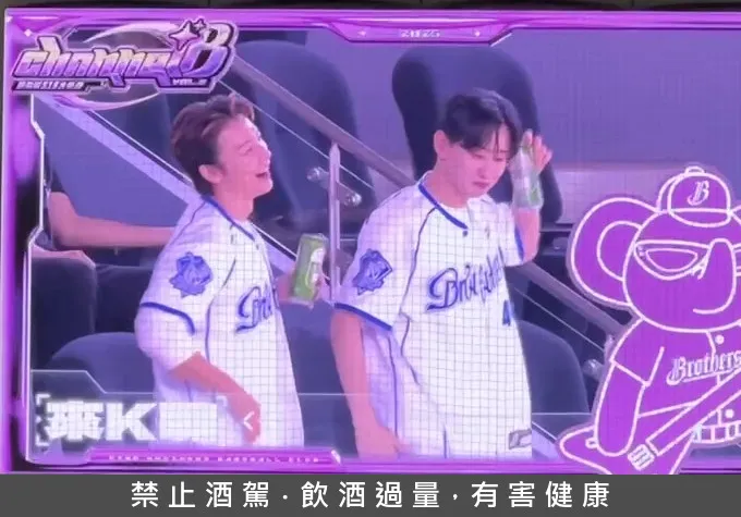 东海(左)、银赫听到现场播放《Oppa,Oppa》,开心跳起舞。读者提供