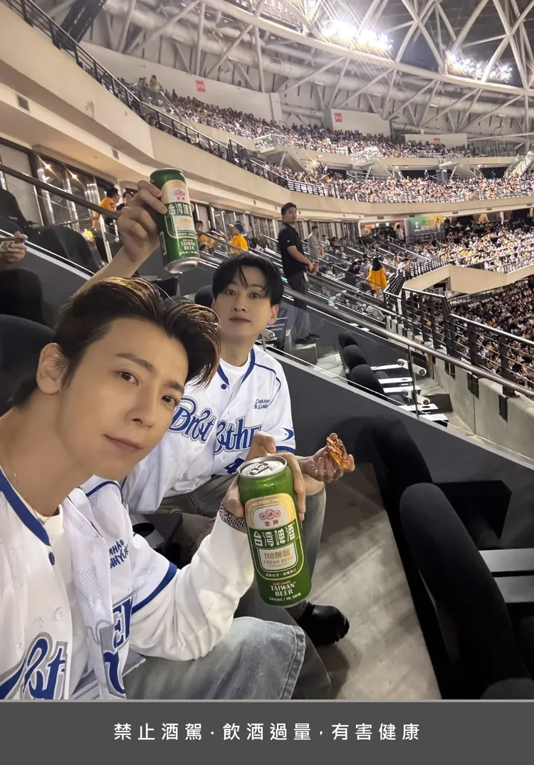東海（左）在IG分享跟銀赫坐在場邊喝台啤的照片。翻攝東海IG