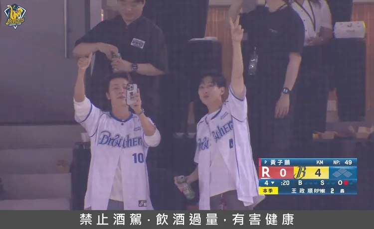 中信兄弟打出2分砲，東海（左）拿手機拍攝，銀赫比出YA。翻攝YouTube
