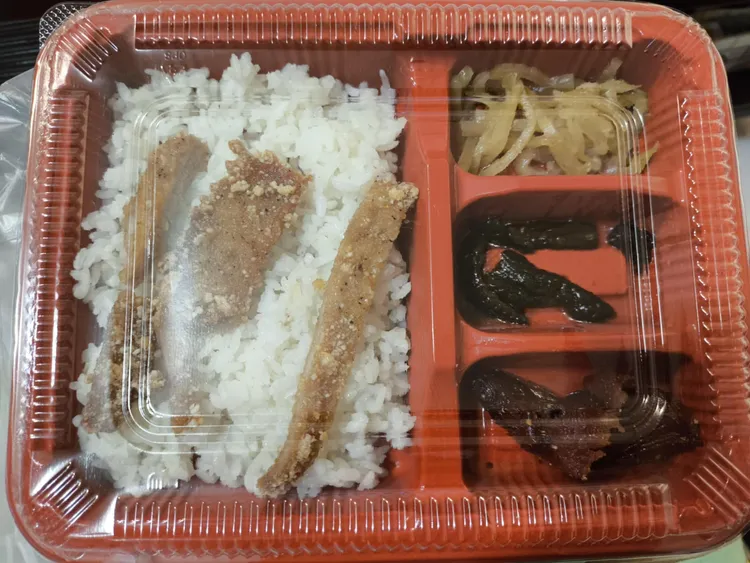 69元便當只有細細三條排骨、薄薄一層白飯，以及三格少到見底的配菜。翻攝《爆怨公社》臉書