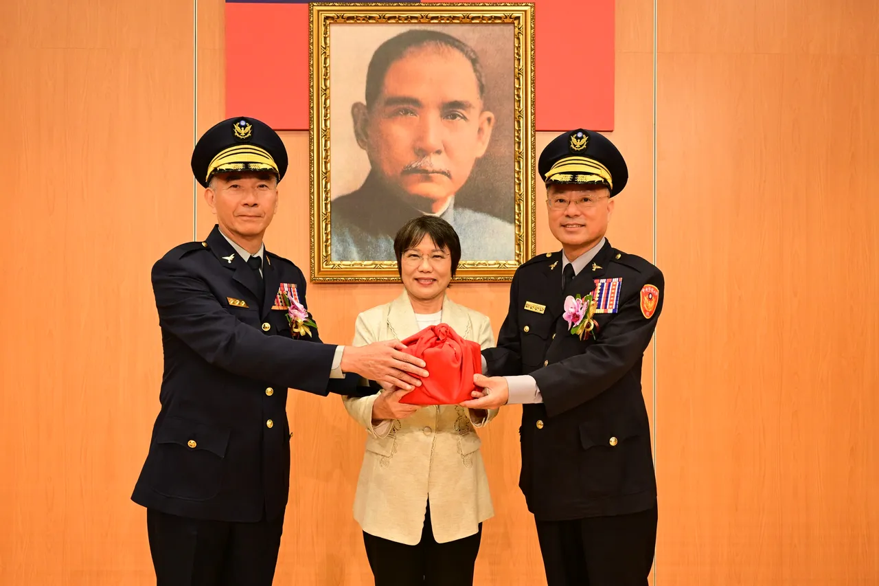 内政部长刘世芳(中)监交,右为新任警大校长黄明昭。警大提供