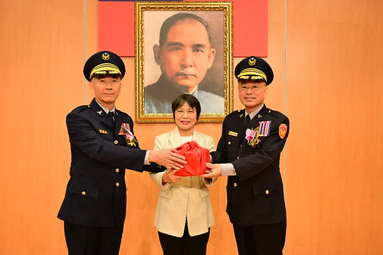 內政部長劉世芳(中)監交，右為新任警大校長黃明昭。警大提供