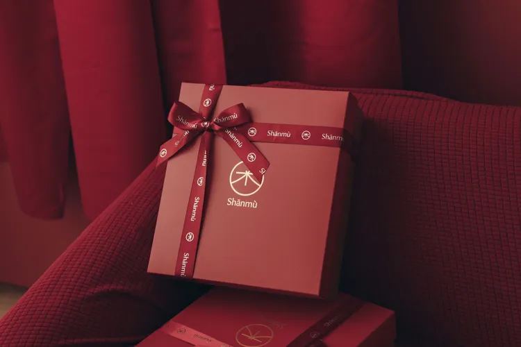 君品Collection各據點推出「神助攻！超頂6選1」婚宴方案，如選擇喜餅禮盒項目，則可享有40盒精緻喜餅，圖為「山木島」經典單層喜餅緞帶禮盒。雲品國際提供